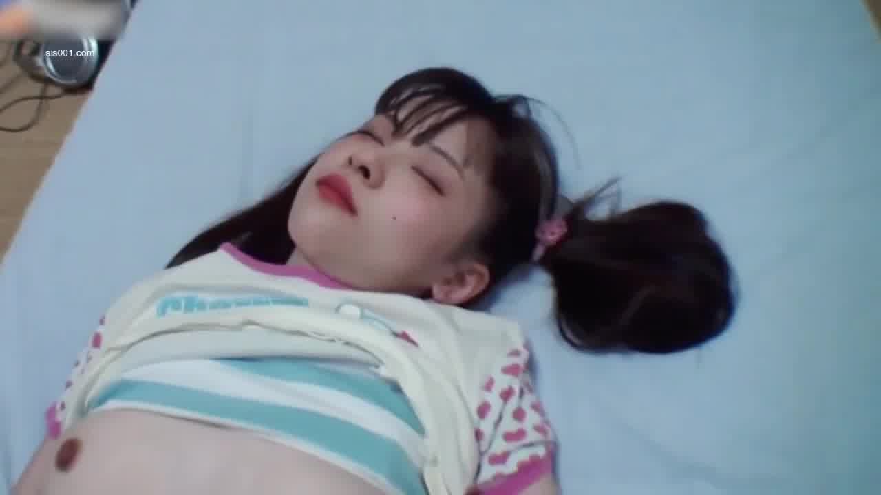  极品萝莉，被大叔下药扒开内裤 各种道具玩弄嫩穴 插了两次才内射 的剧照9