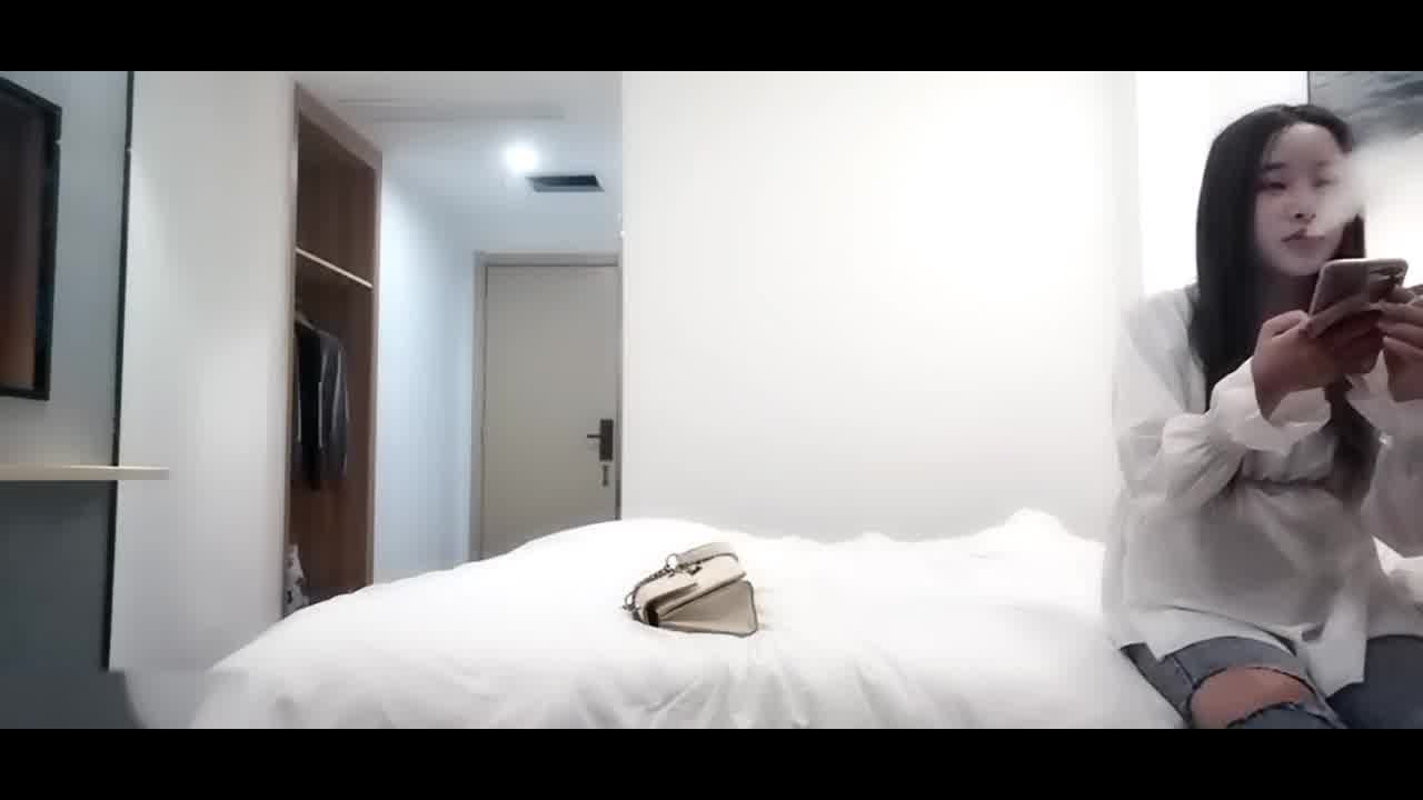  屌哥探花和油哥探花再双贱合并齐操3P，爱笑兼职牛仔裤女孩前裹后怼。真实酒店偷拍 的剧照4