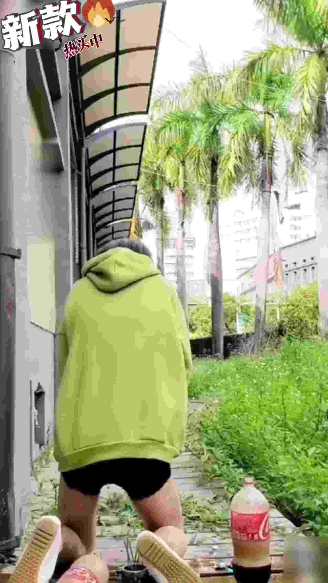  【疯狂系列】可乐喷射菊花 变态街头失禁 的剧照4