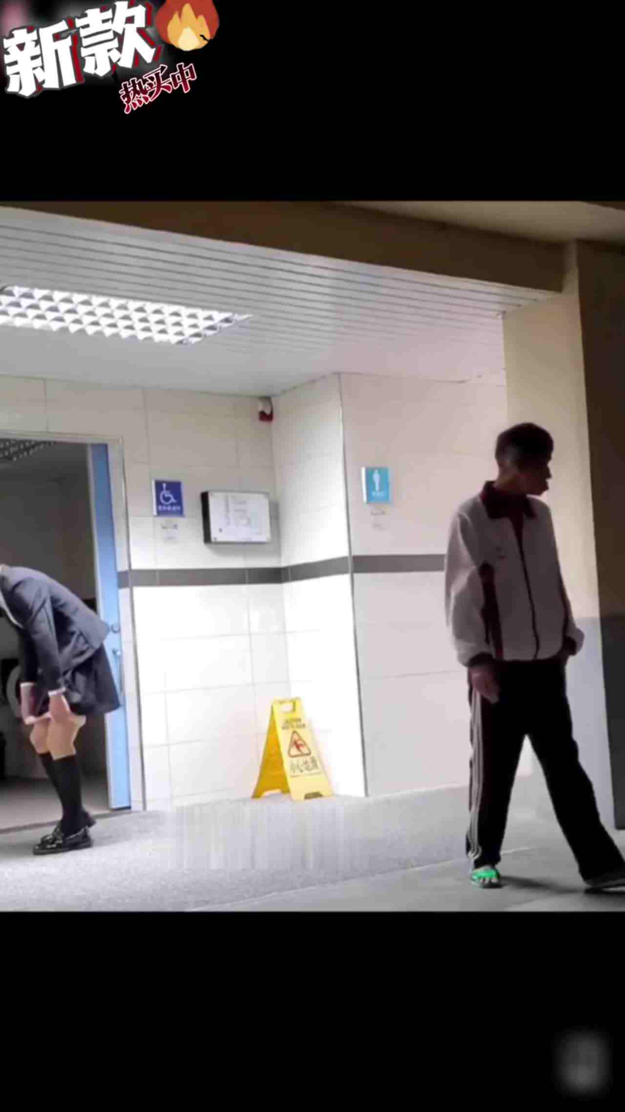  【疯狂系列】可乐喷射菊花 变态街头失禁 的剧照8