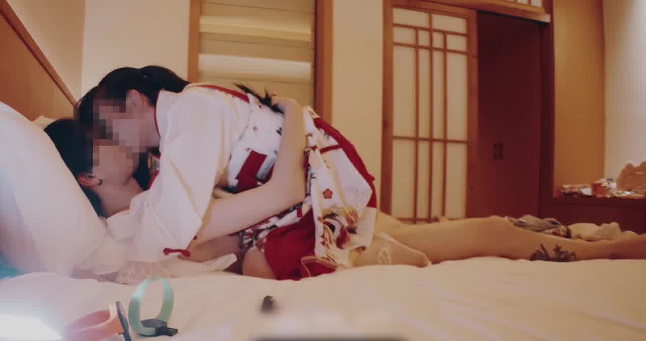  JK萝利少女疯狂抽插被玩哭，配音乐氛围真合适～ 的剧照2