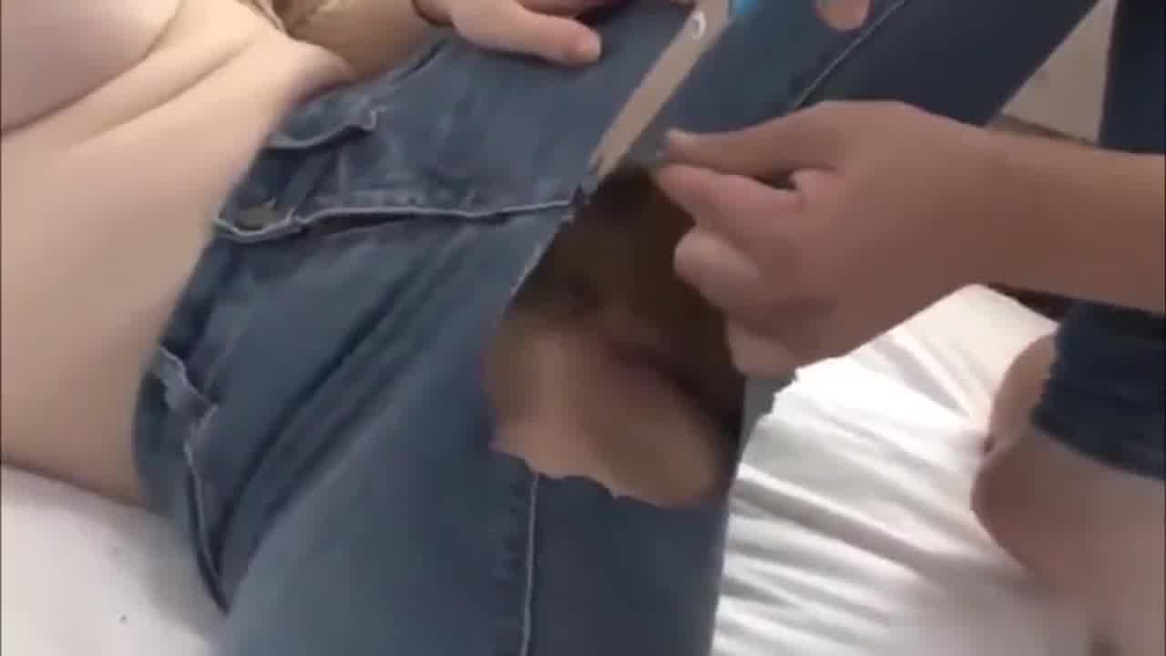  性感牛仔裤女友，剪开牛仔裤操逼 的剧照7