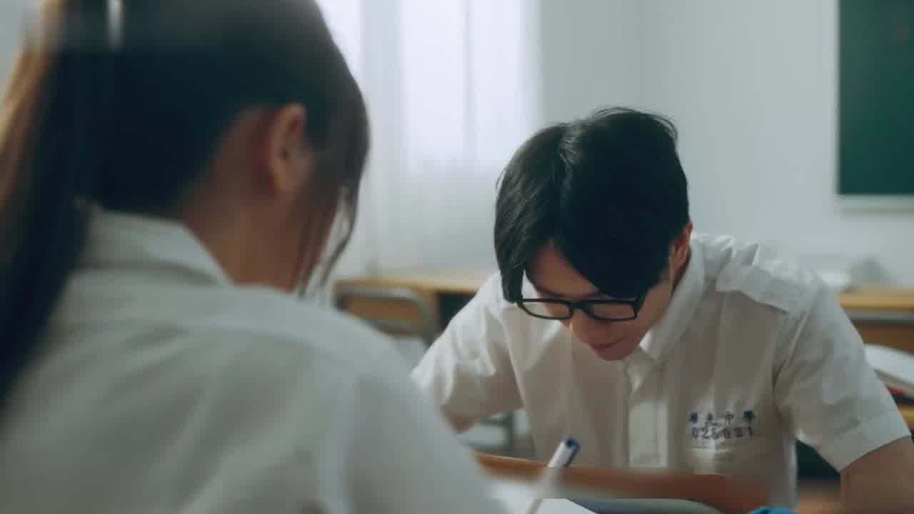  清纯学妹【童颜女神】被学姐忽悠跟黑人3P，叫来男友观看，自己被大黑吊折磨的语无伦次，极度刺激！ 的剧照1