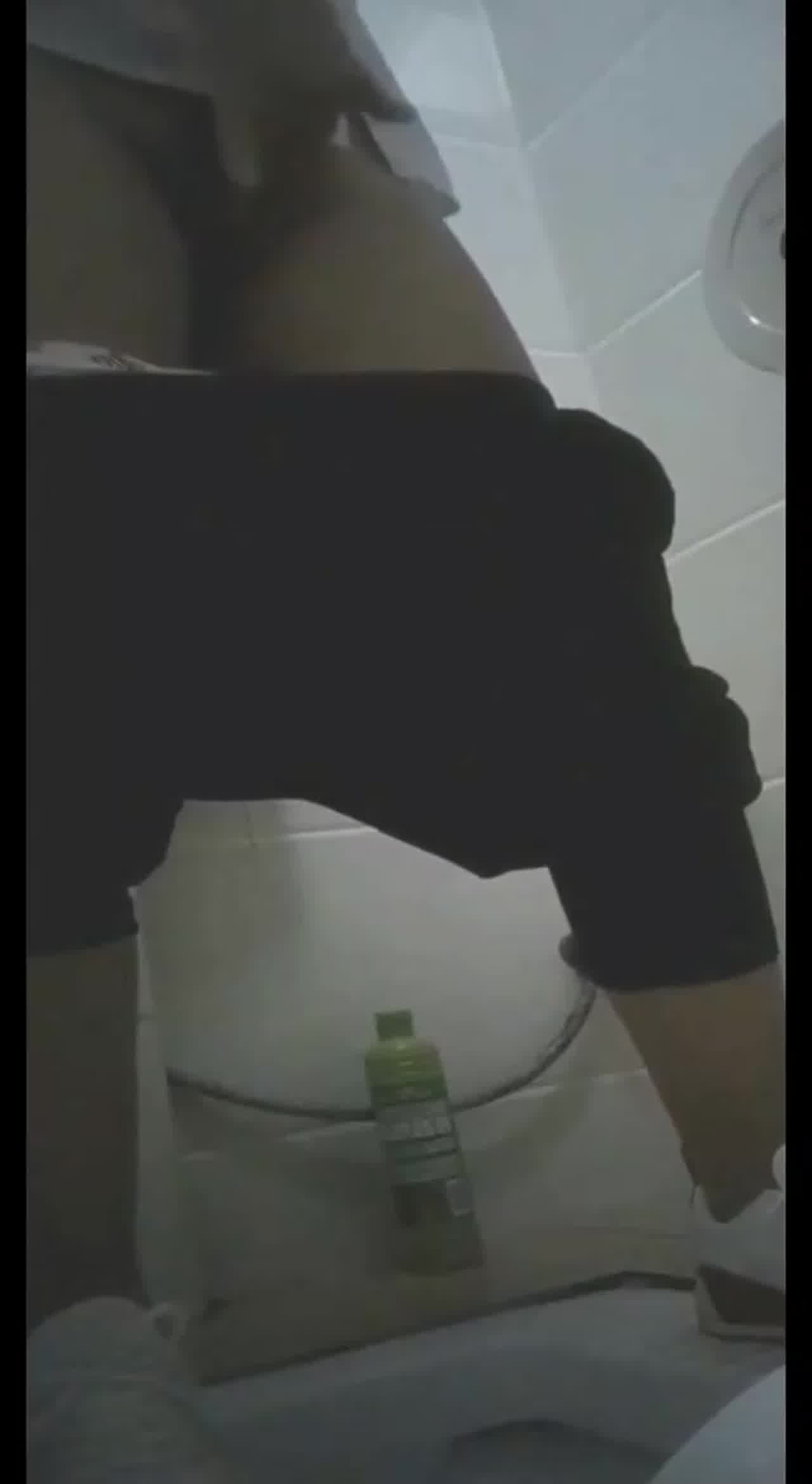  偷拍公司会计在厕所自慰 的剧照2