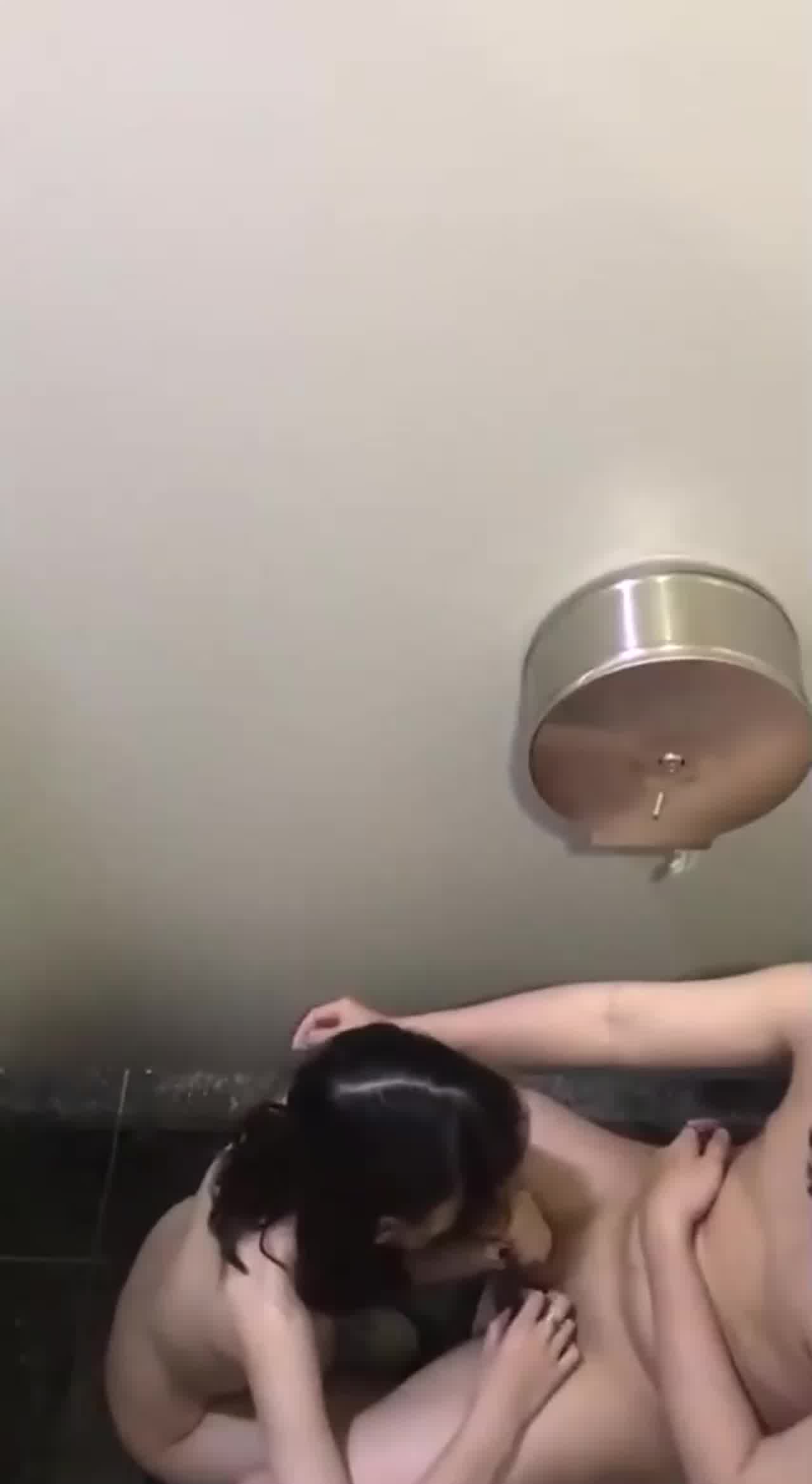  偷拍学生情侣厕所打炮，被发现了 的剧照2