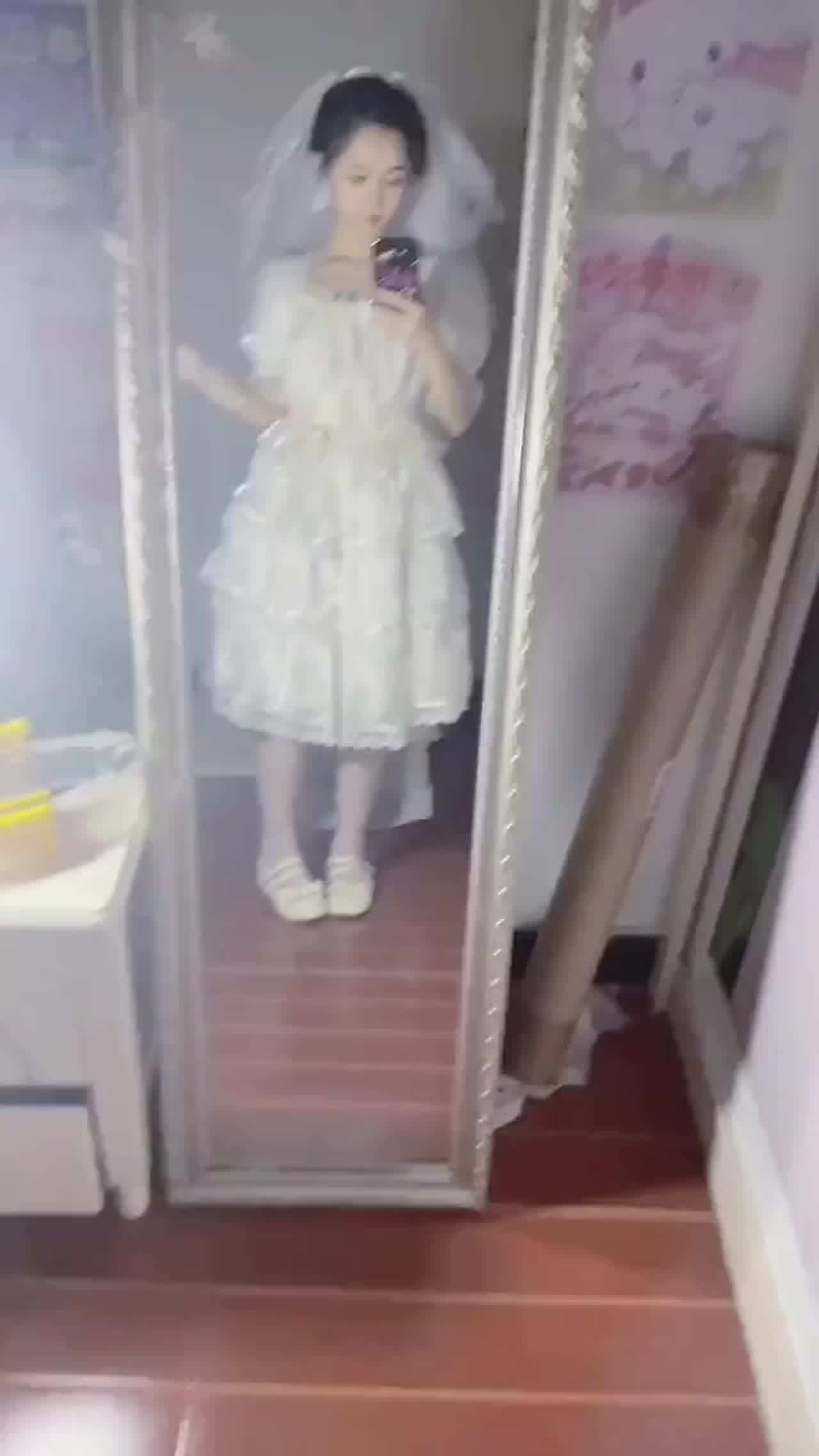  婚纱小穴都准备好了 要娶了吗 的剧照3