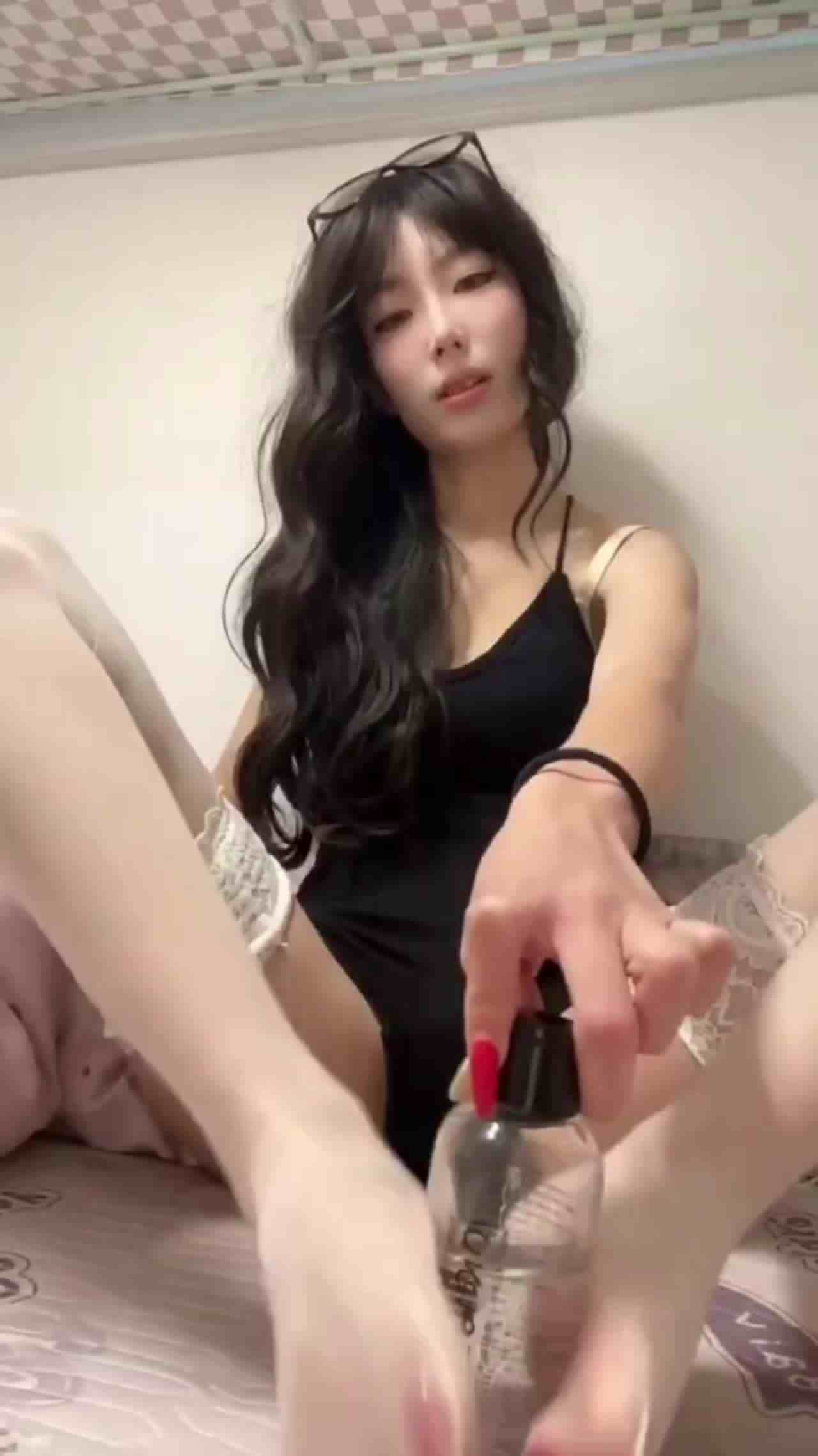  看好了小姐姐如何教学足交！！ 的剧照2