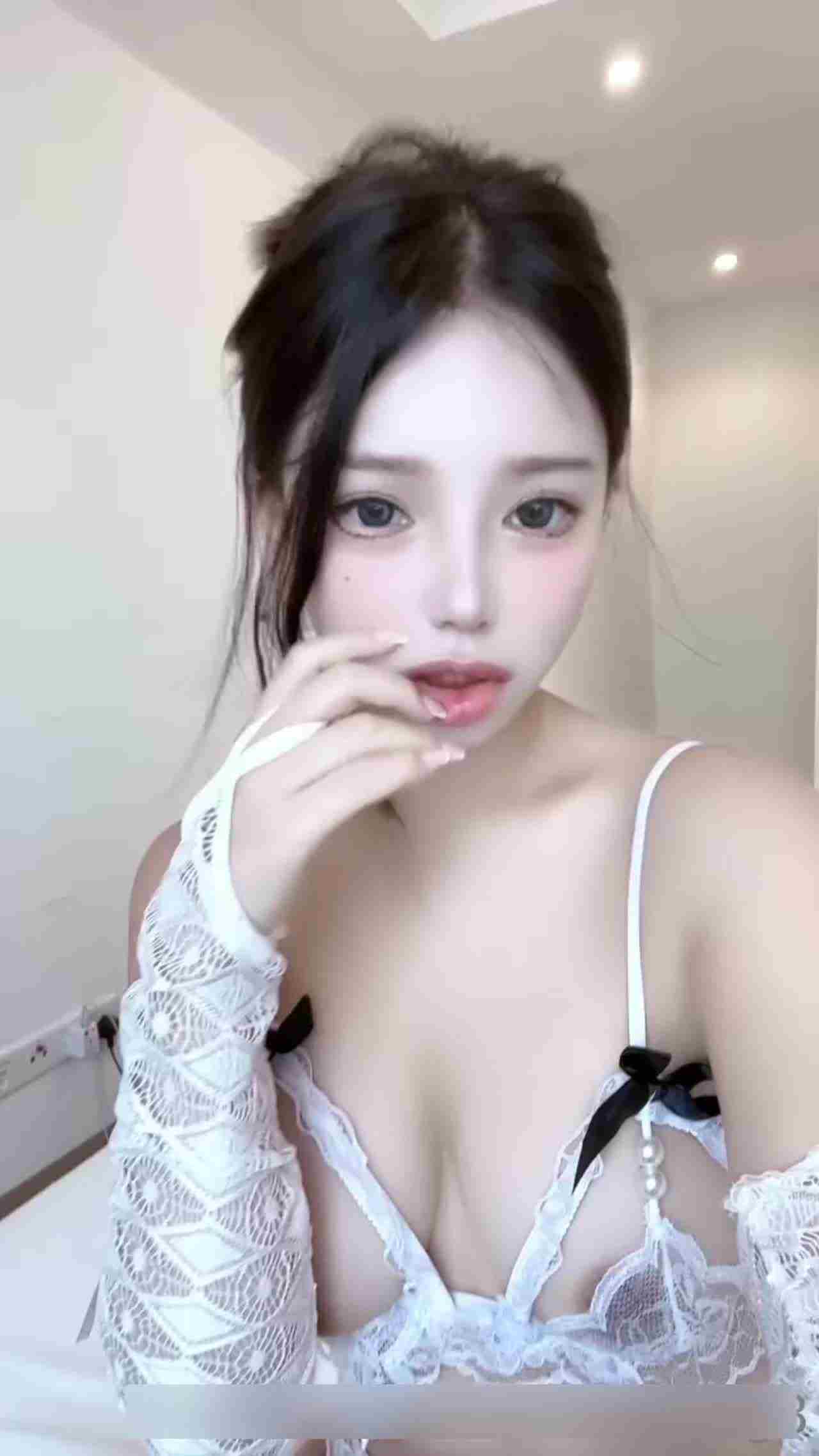  白蕾丝情趣内衣 的剧照6