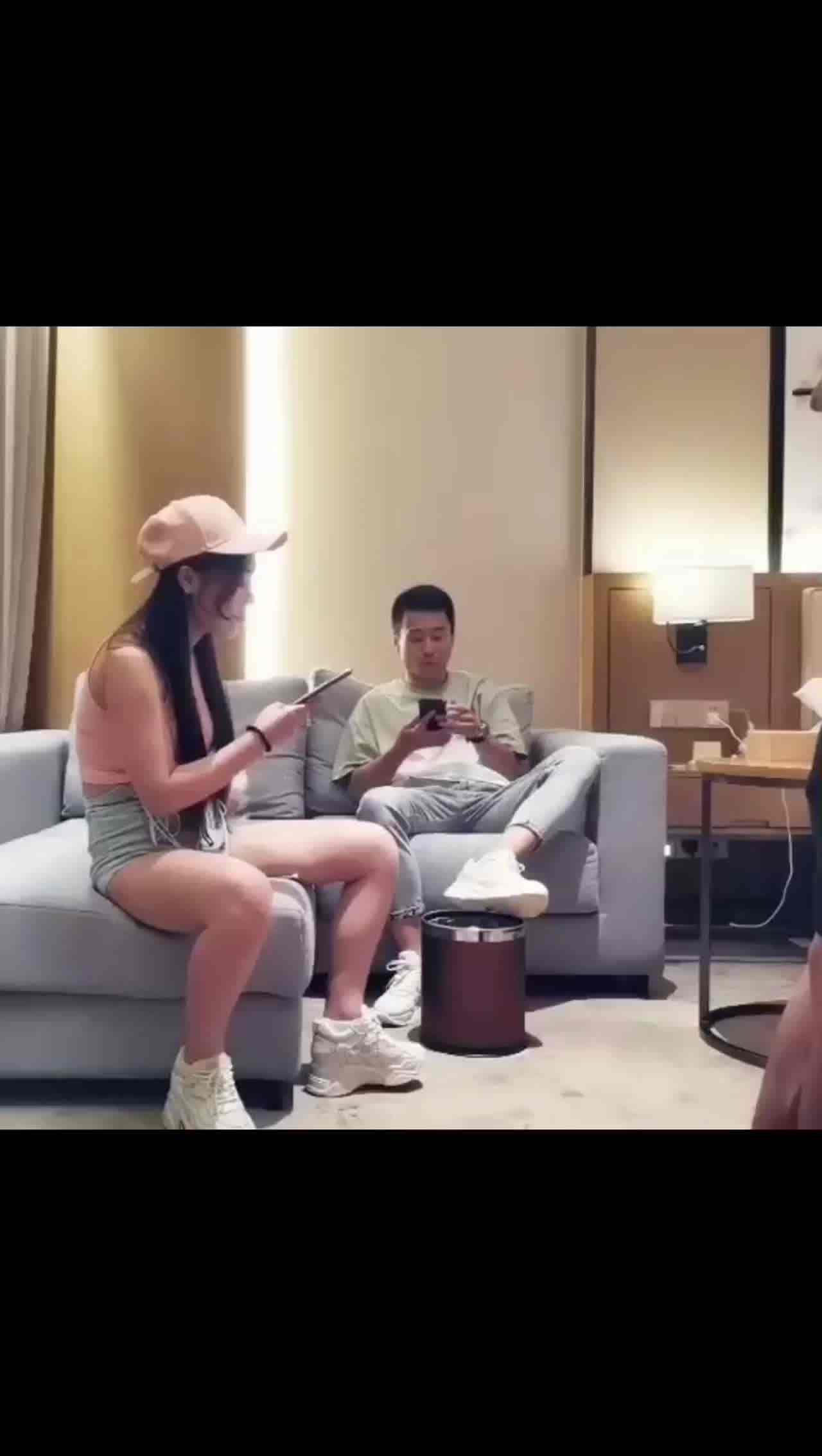  小姐姐，被两个小哥玩的不亦乐乎1 的剧照7