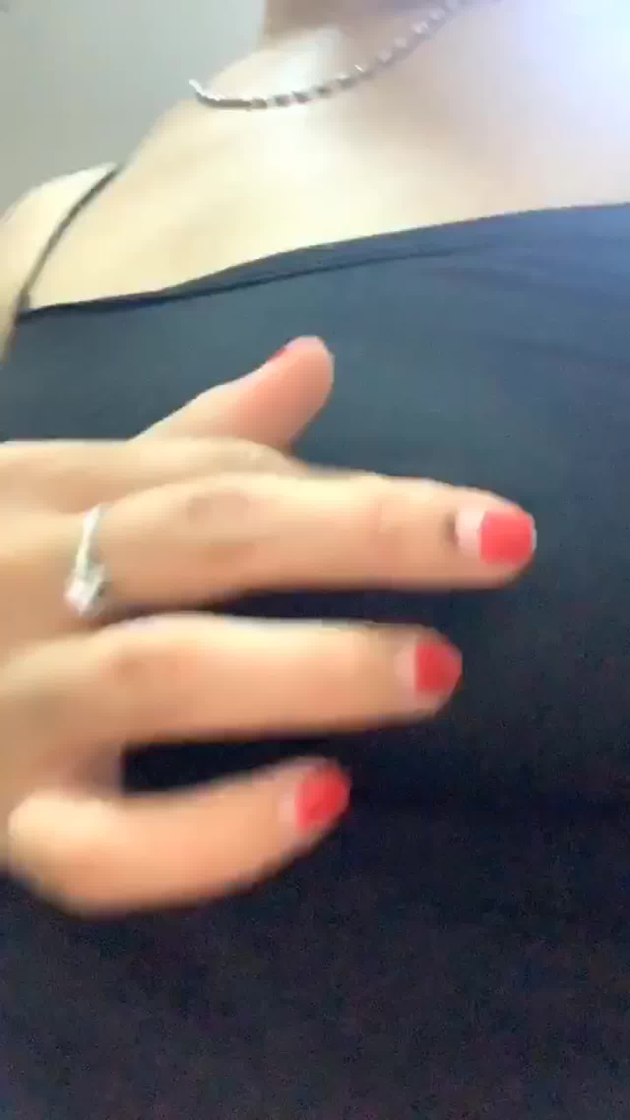  换个衣服也不忘了把咪咪摸硬 的剧照5