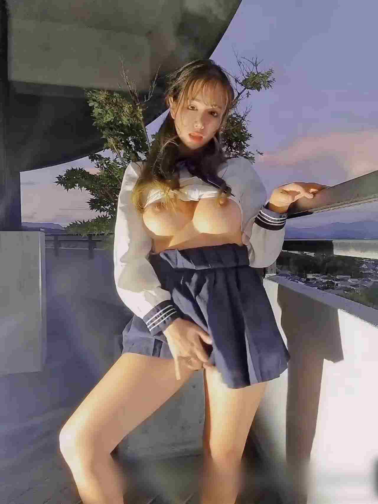  Naomi 学生妹在阳台上自慰摸着他的小骚逼 的剧照3