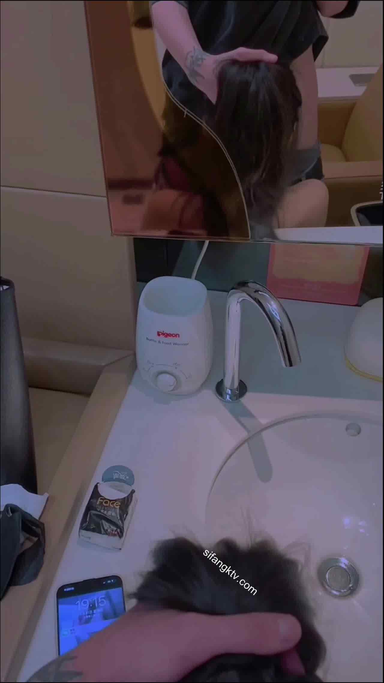  Kingmaster 在百货公司的厕所打炮真刺激 的剧照8