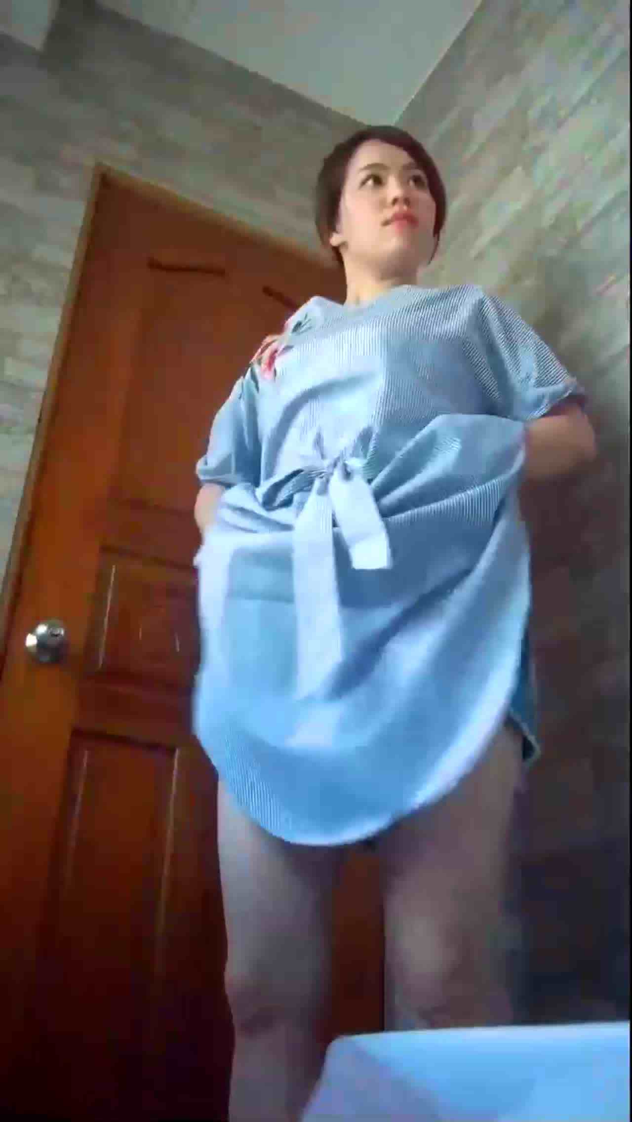  两男同事相邀三位女同事， 一起结伴出游，被偷拍上厕所，三位女同事的逼全被收入 的剧照3