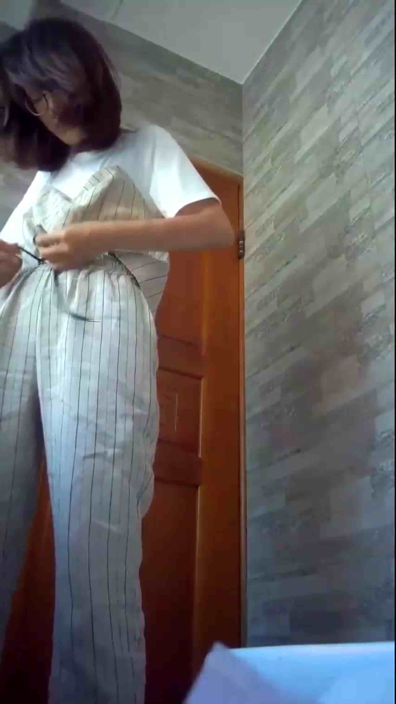  两男同事相邀三位女同事， 一起结伴出游，被偷拍上厕所，三位女同事的逼全被收入 的剧照7