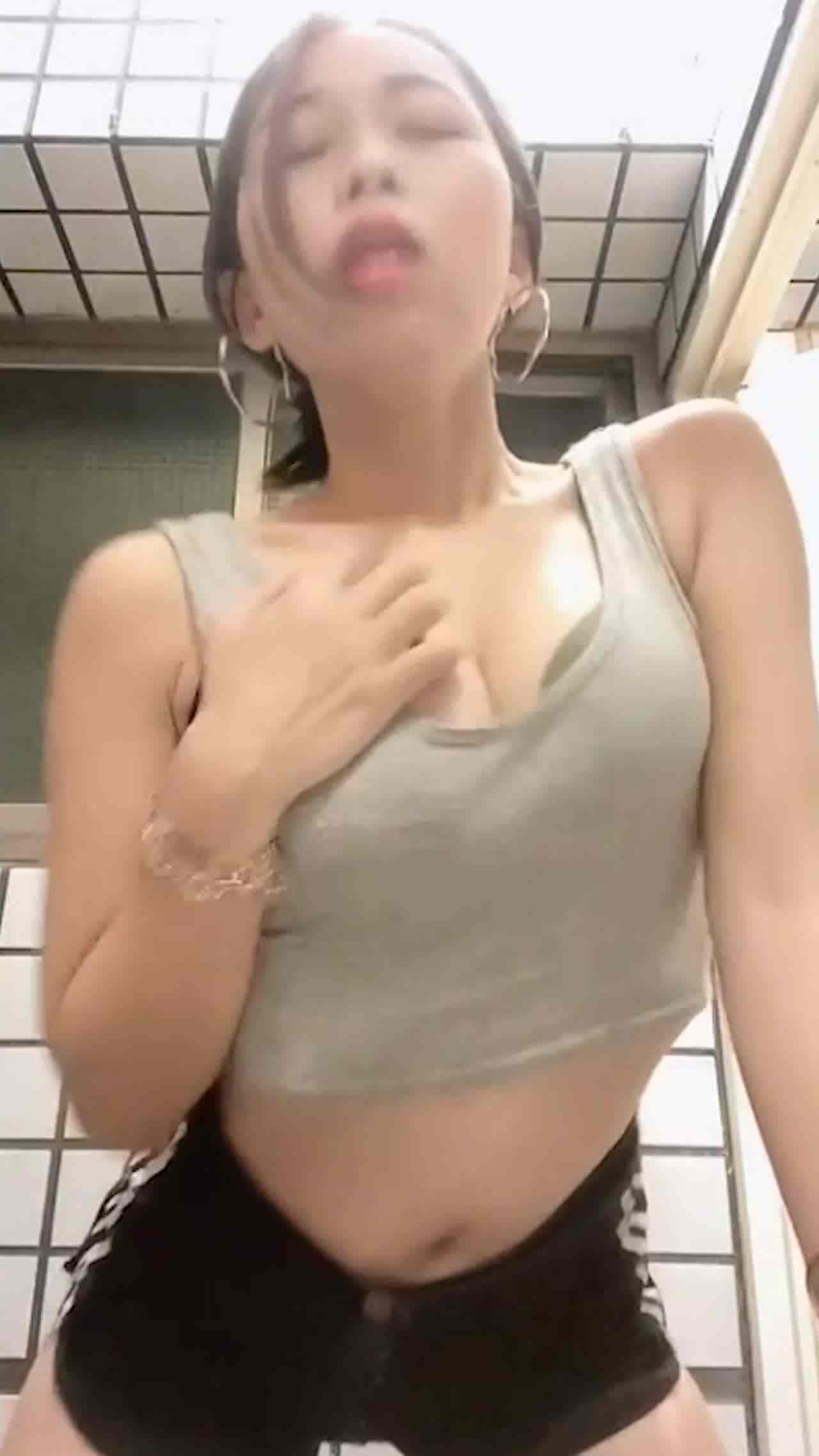  美乳骚包妹自拍 的剧照3