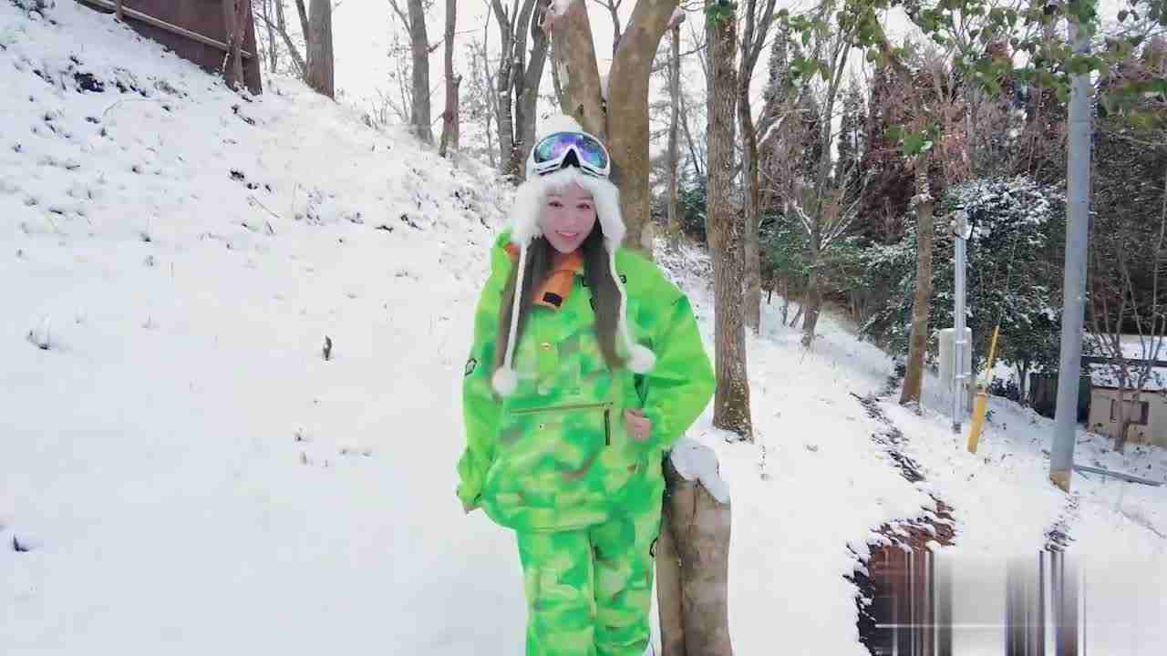  高铁女神Naomii穿着滑雪服在滑雪场斜坡边缘激情刺激性爱内射超级美鲍白虎逼 的剧照4