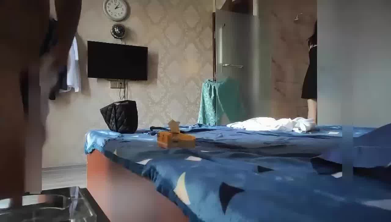  【会所寻爱】享受一条龙服务，舔菊猛吸蛋蛋‘卧槽我蛋都要被你吸掉了’无套摩擦骚穴，太爽了！ 的剧照2