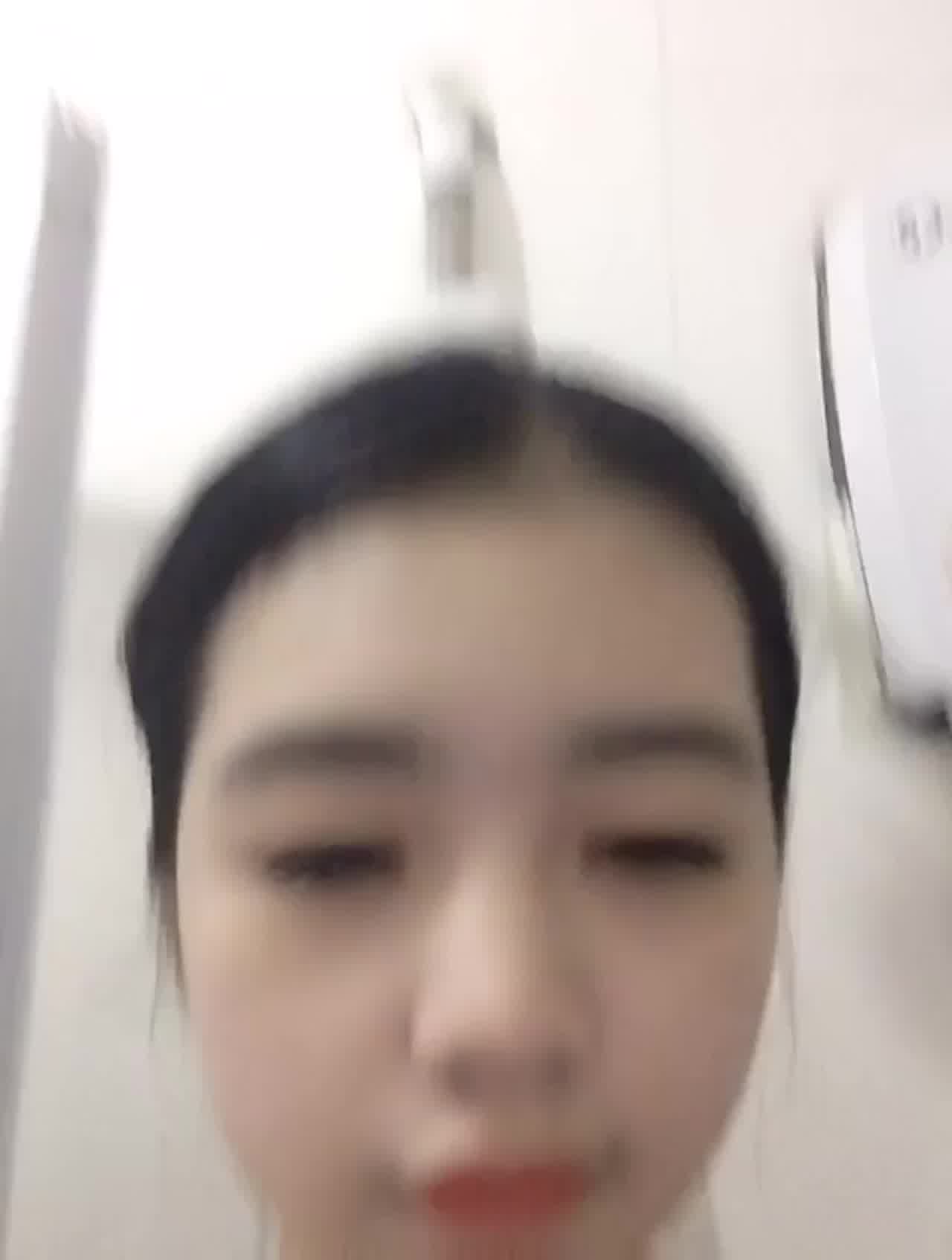  年轻的小可爱厕所自拍 的剧照9