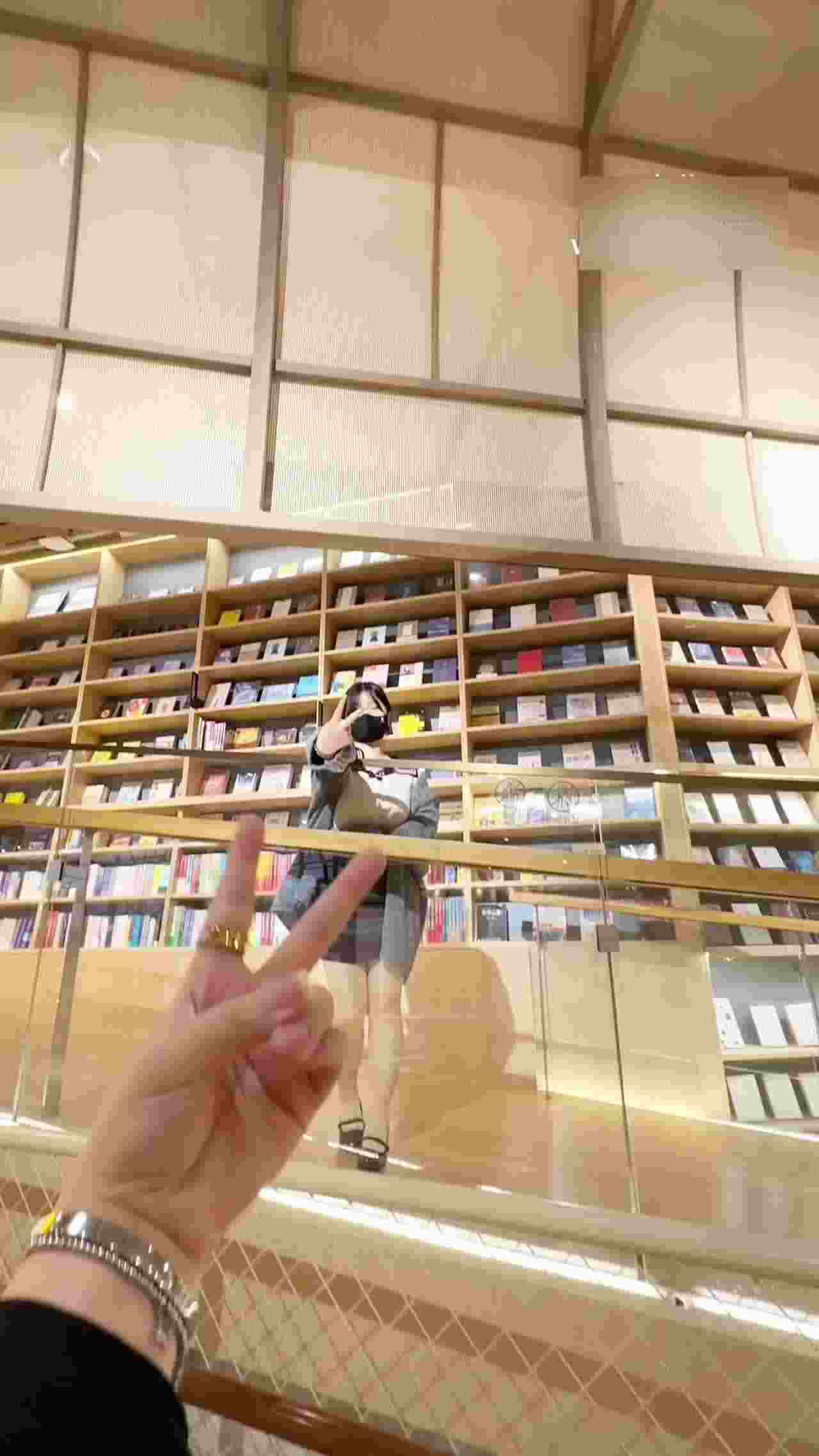  校服露出 大奶自慰 的剧照6