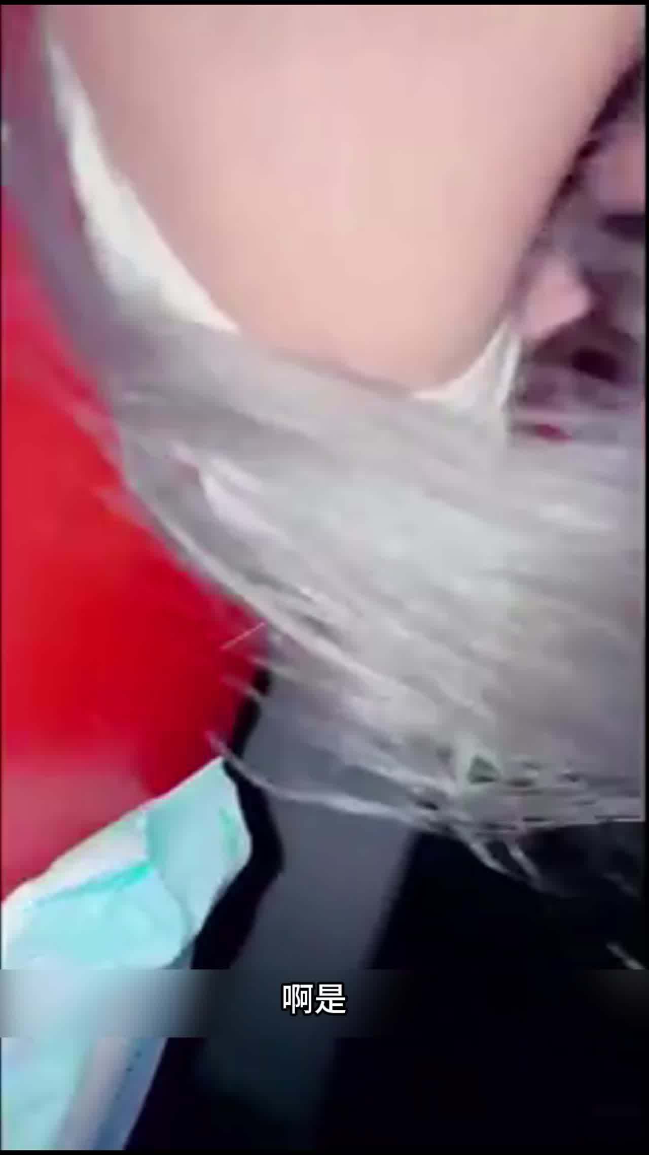  网聊的大学生第一次见面，直接在电影院插入操逼 的剧照9