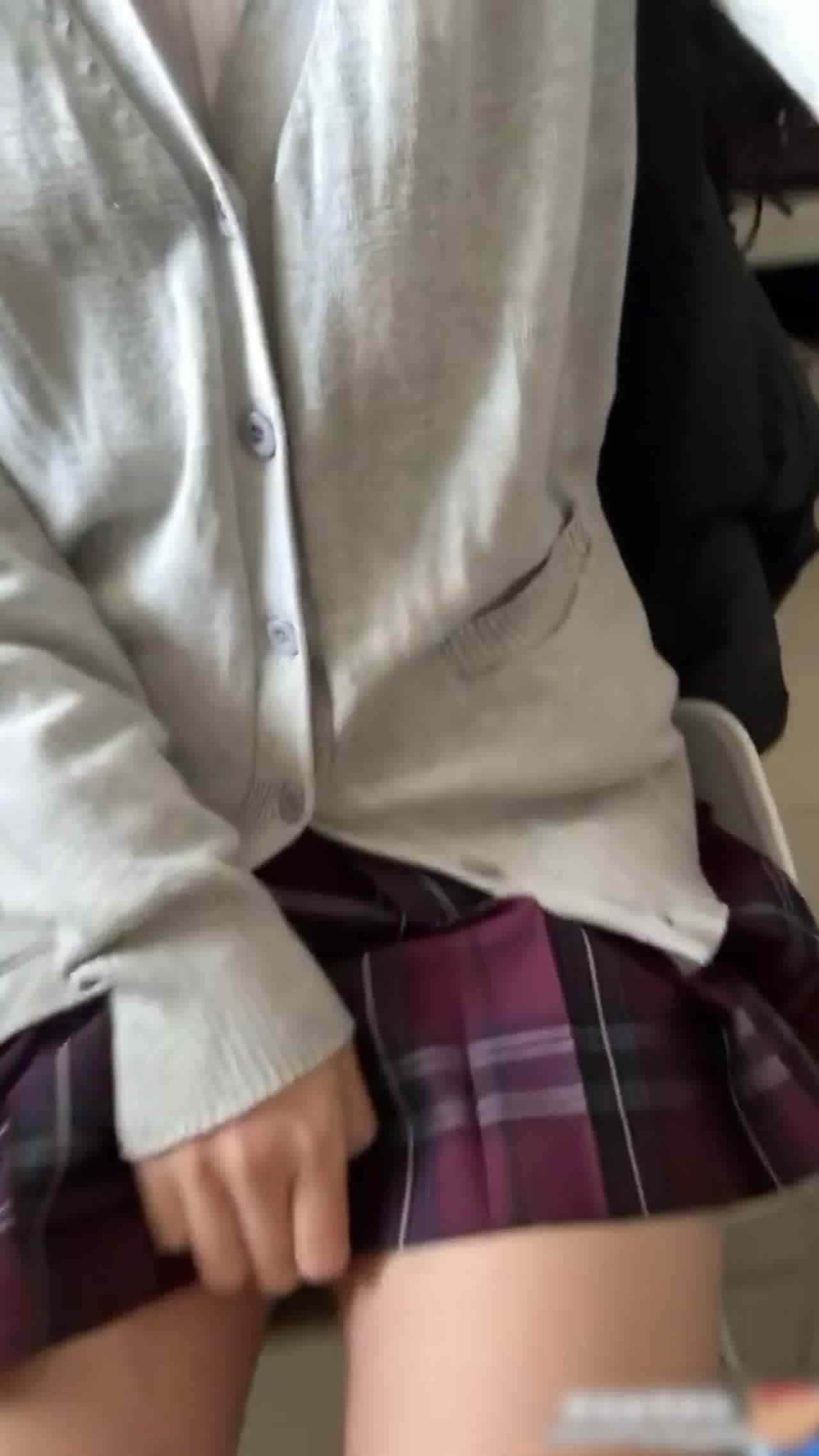  高二早熟学生妹，教室露出，超大胆，揉奶漏逼，自己玩了起来，好骚啊！ 的剧照3