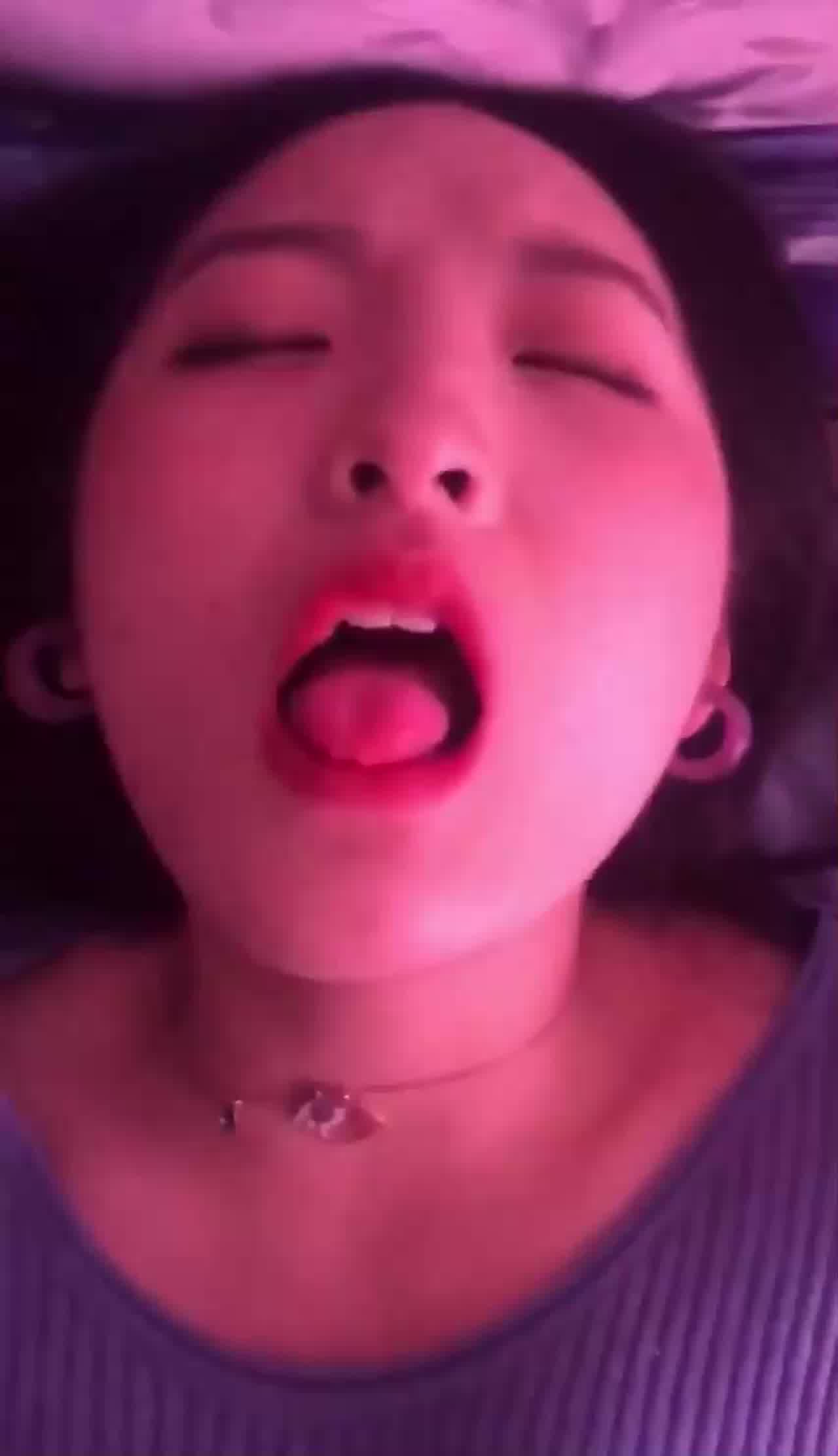  很骚的学生妹还是白虎哦，被肏得淫荡放声叫床，就是要这样艹才过瘾！ 的剧照7