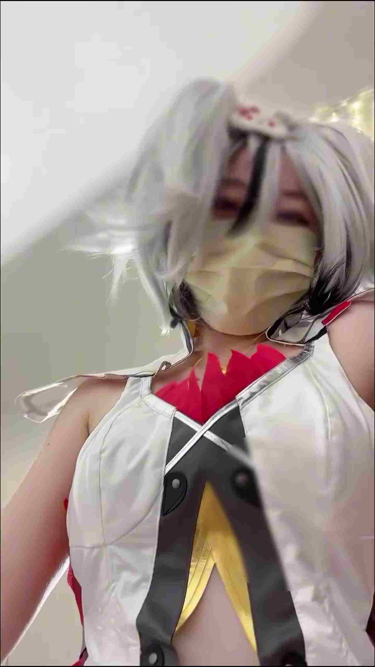  自购新届福利姬-cos鸣潮椿，白丝边足交边自慰，无毛嫩逼包裹性好强，鸡巴一蹭就进去了 的剧照8