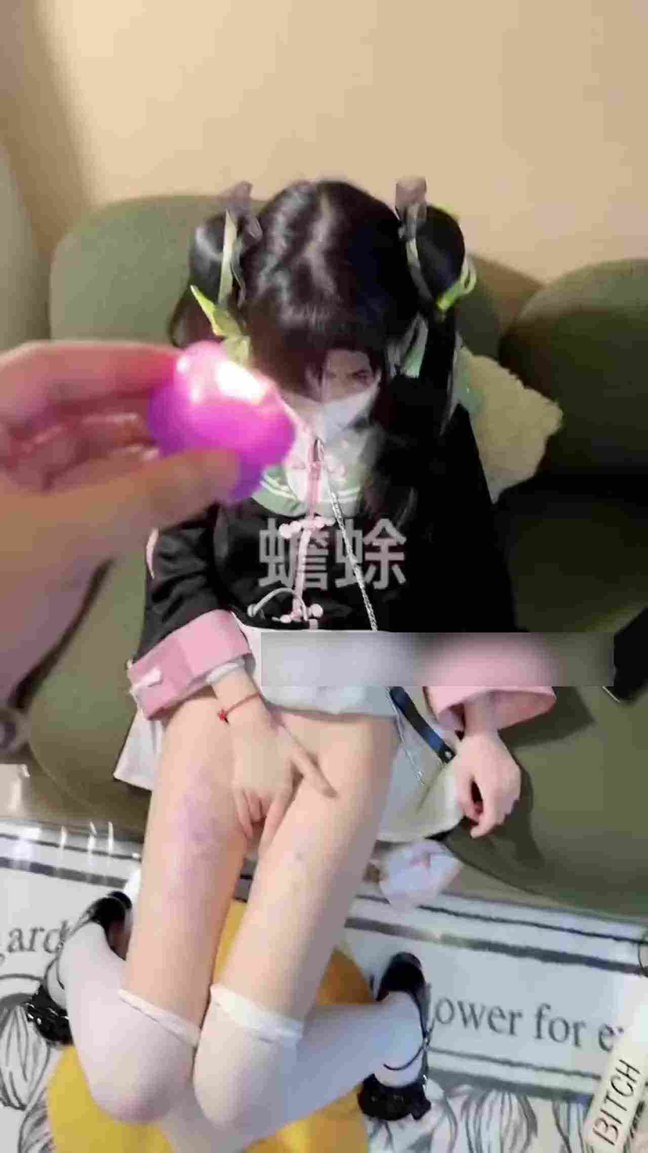  【真实破除，这脸蛋和小穴也太嫩了】08年超嗲可爱萝莉第二弹，处女都敢无套内射，让两个萝莉互相调教对方 的剧照1