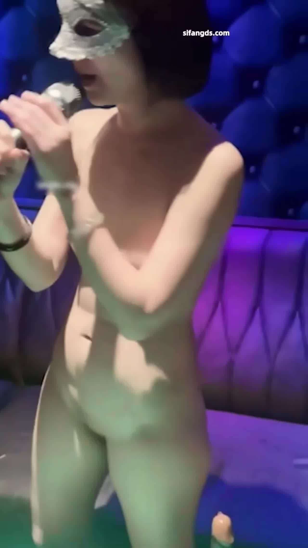  【顶级淫妻KTV挑战，只能说太会玩了】极品骚妻欲望太强了，叫来多个单男共同操，逼都草凹进去了！ 的剧照9