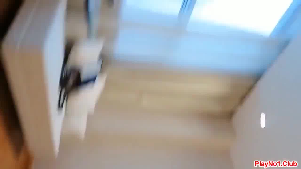  摄影师看着她的逼问她是不是很久没干过 的剧照1