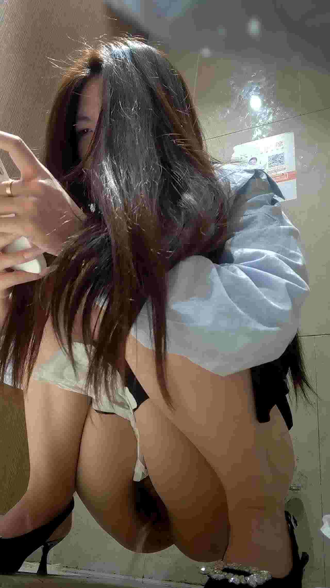  厕所偷拍蓝领小姐姐月经来还有垫片 的剧照4