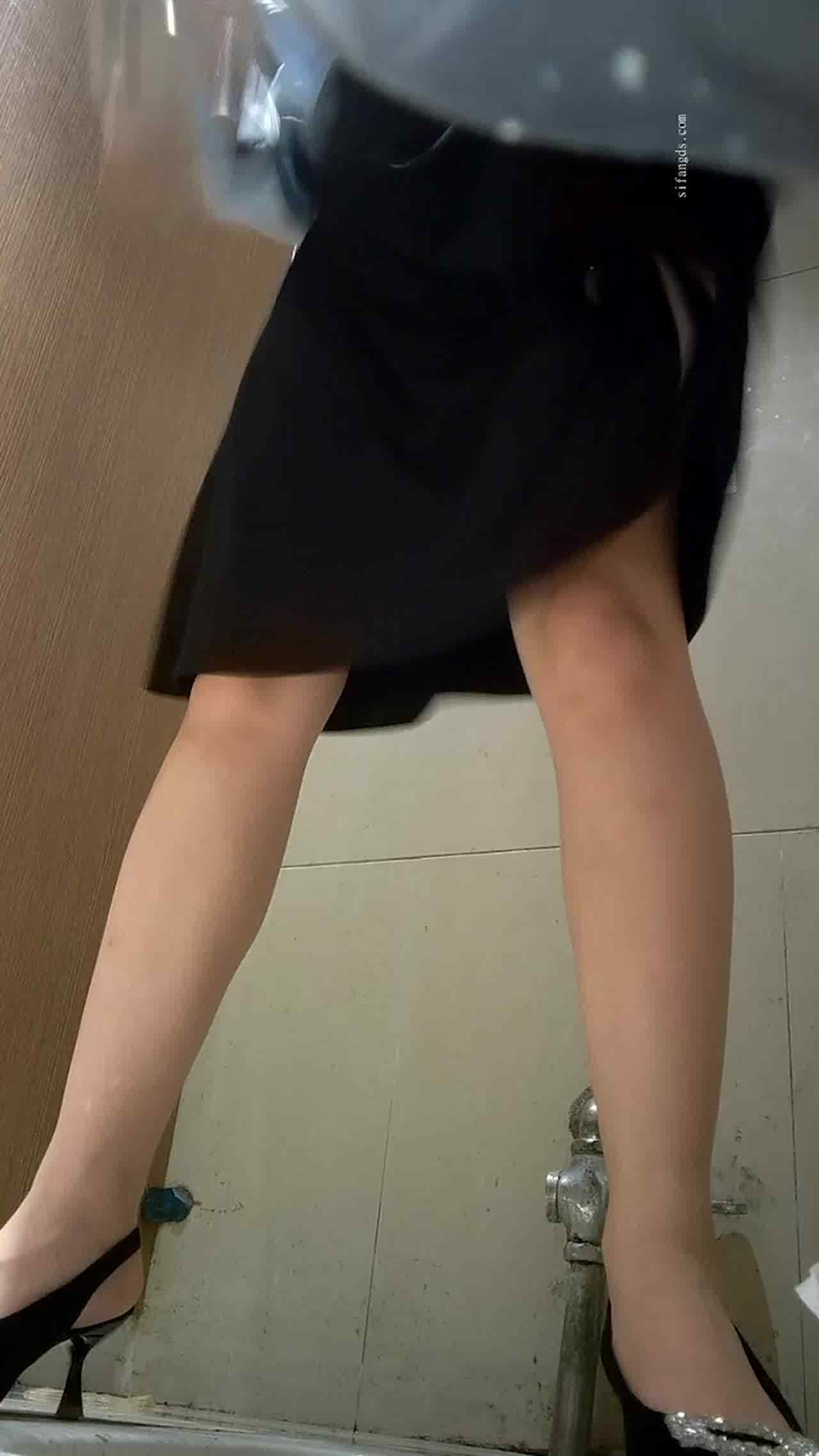  厕所偷拍蓝领小姐姐月经来还有垫片 的剧照7